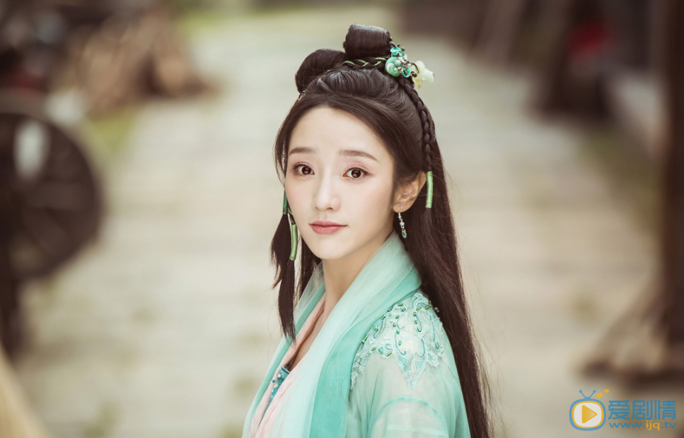 新白娘子传奇小青的身份是什么？她和东海龙王是什么关系？