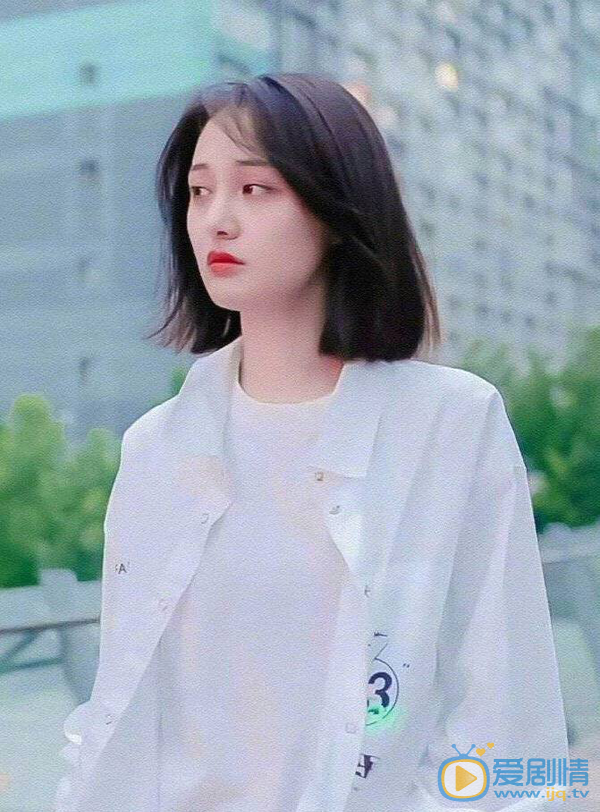 青春斗中向真答应关山的追求为什么要给钱贝贝下跪？