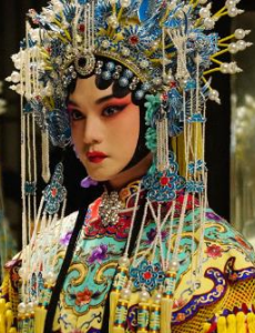 《鬓边不是海棠红》讲述的是什么故事？主要演员有谁？