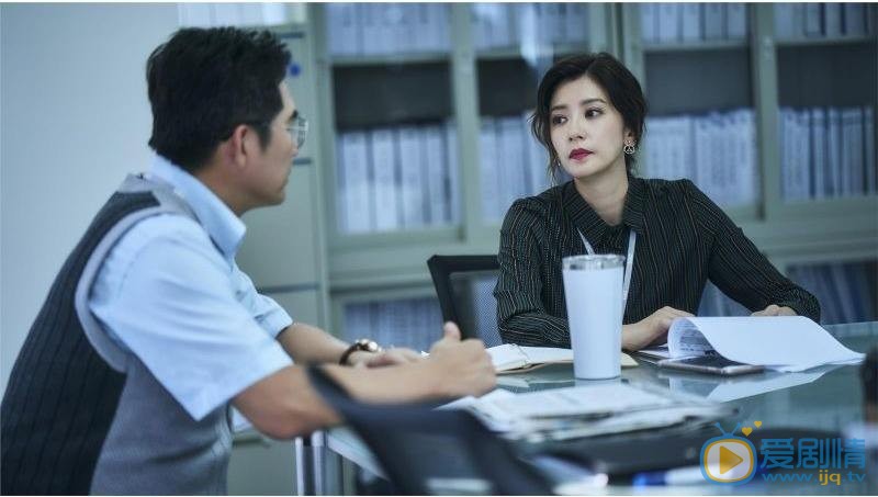 我们与恶的距离李大芝为什么辞职？李大芝的真实身份是什么？