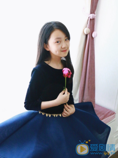 李妮妮黑色裙装图片