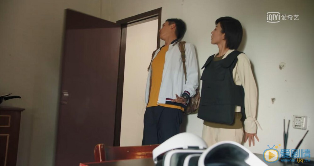 反恐特战队之天狼朱丽彤替秦晓阳挡枪 秦晓阳带着朱丽彤逃跑 