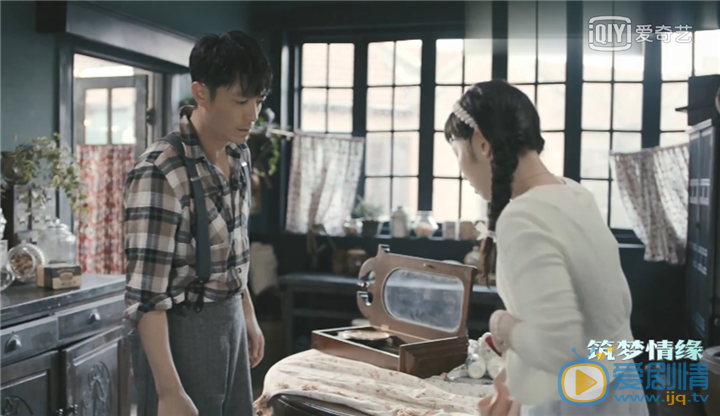 筑梦情缘露西掉落包中的红色鞋子 沈其南看到鞋子后震惊了