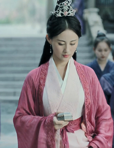 听雪楼小吟潜入龙家目的是什么？小吟真实身份是什么？