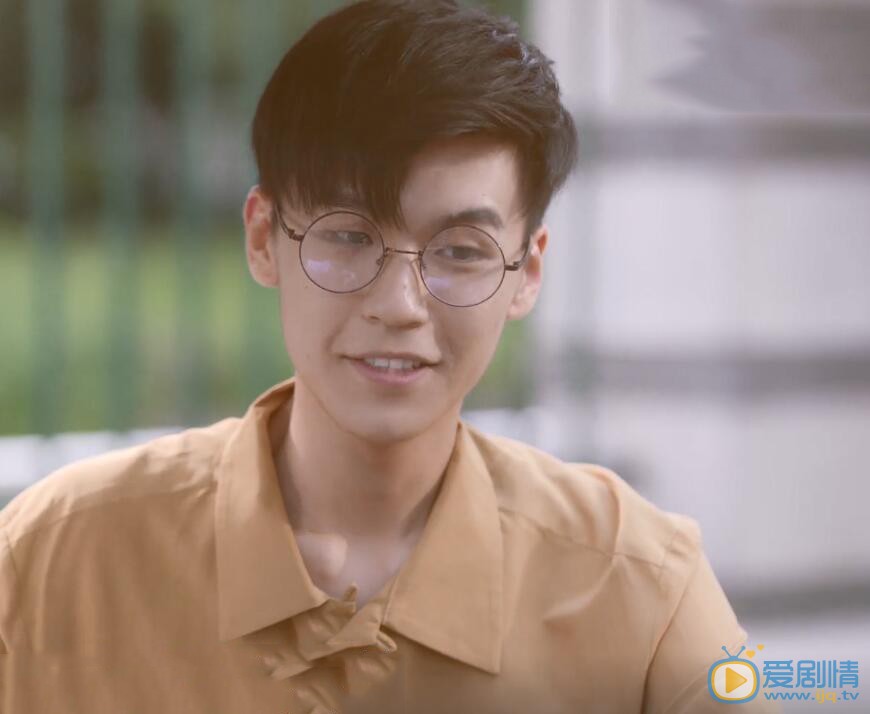我只喜欢你言默的大学舍友周照是由谁饰演的？
