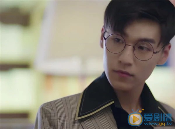 我只喜欢你言默的大学舍友周照是由谁饰演的？