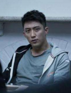破冰行动为什么要和林宗辉见面？李飞把什么东西交给了林宗辉？