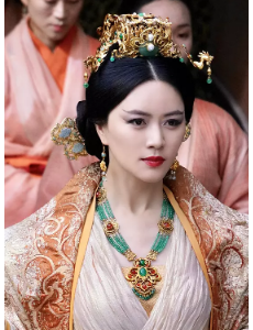 白发苻鸢为什么总带着面具？她的真实身份是什么？
