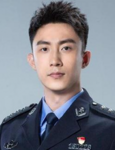破冰行动李飞是怎么发现赵嘉良就是他的亲生父亲李建中的？