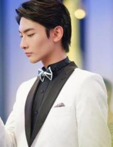 当她恋爱时唐迦南是由谁饰演的？剧中的他是一个怎样的人？