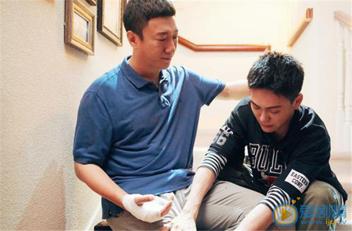 带着爸爸去留学黄小栋的身世是什么？他不是黄成栋亲生的吗？ 