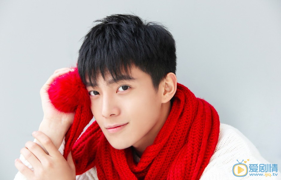 天雷一部之春花秋月萧白的饰演者是谁？他在剧中喜欢谁？
