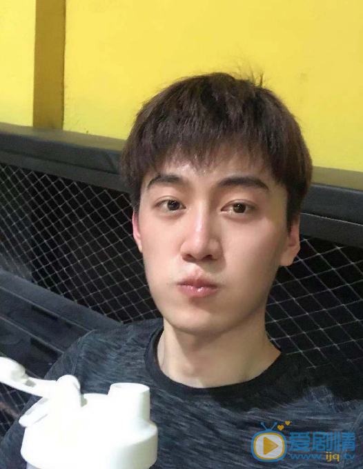 骆俊帆健身照