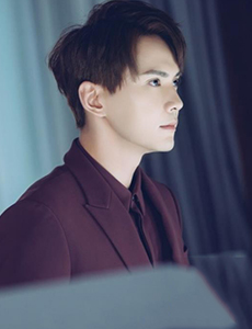 归还世界给你秦也是谁？他是由谁饰演的？