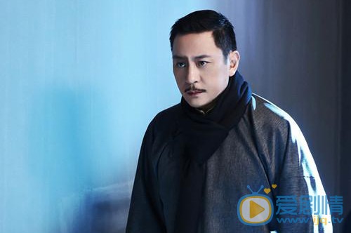 请赐我一双翅膀关泊君是由谁饰演的？他是一个怎样的人？