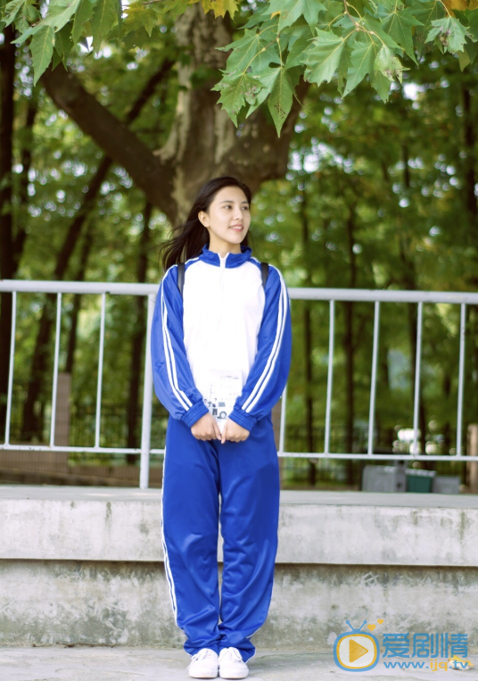 唐菲校服写真图片 唐菲高清写真_唐菲高清剧照