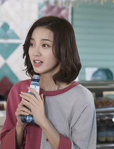 《外星女生柴小七》小七是由谁饰演的？她喜欢谁？