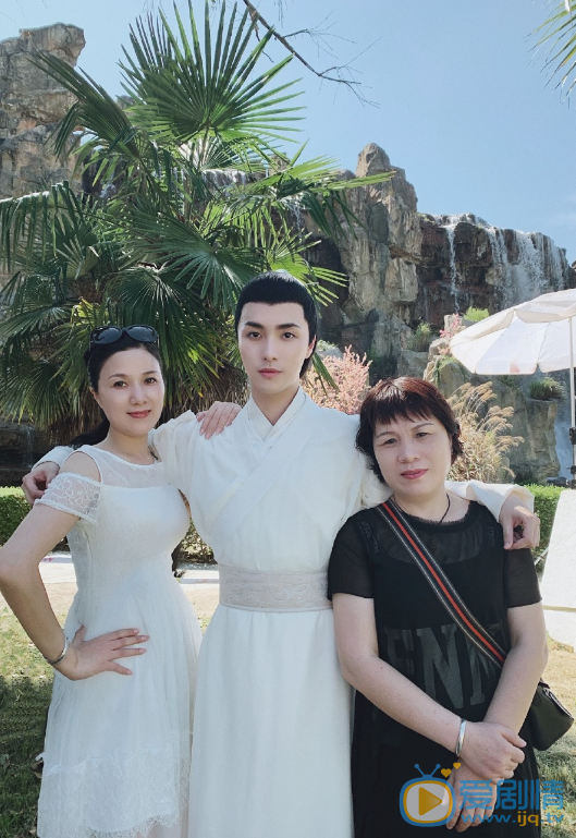 高寒与妈妈合照 高寒高清写真_高寒高清剧照