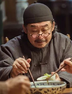 老酒馆三爷是由谁饰演的？他是一个怎样的人？