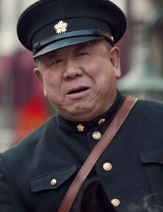 老酒馆老警察扮演者是谁？剧中的他是一个怎样的人？