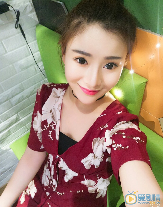侯亚辰甜美自拍照图片
