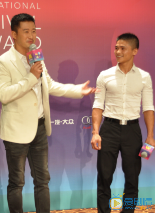 庄小龙与吴京合照
