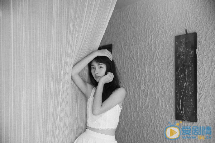 刘若嫣黑白写真图片