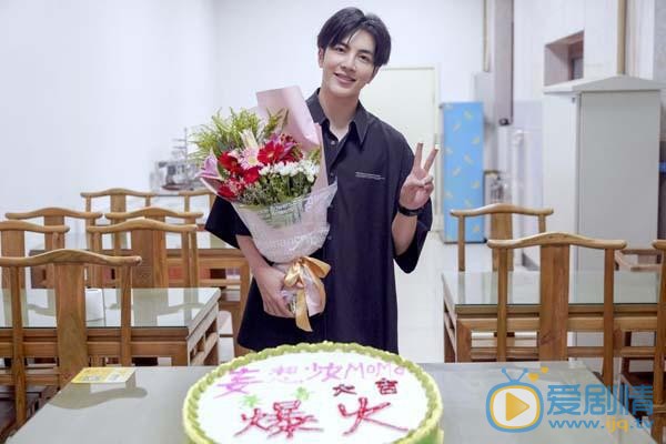 妄想少女MOMO麦克斯是由谁饰演的？他的结局怎么样？