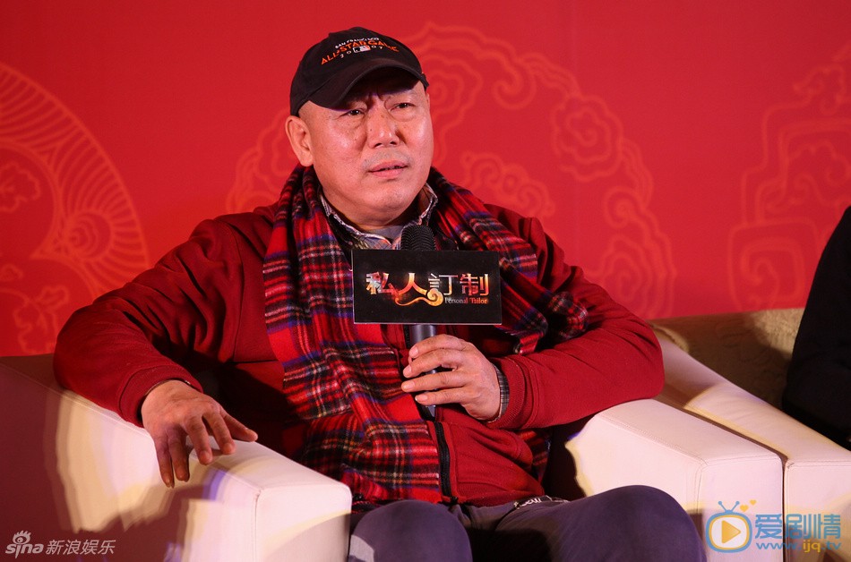 李成儒活动照片 李成儒 12月29日下午，《私人订制》开同乐会邀媒体年末欢聚，而冯小刚心情大好，不仅跟媒体套近乎，而且追加炮轰影评人后续版，几度怒喷。王黎/图片