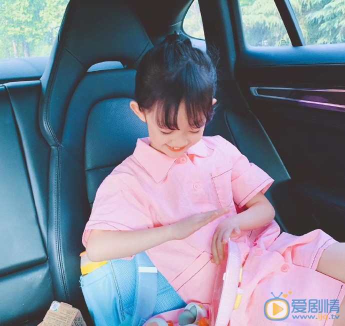何昕苪日常生活照图片 何昕苪高清写真_何昕苪高清剧照