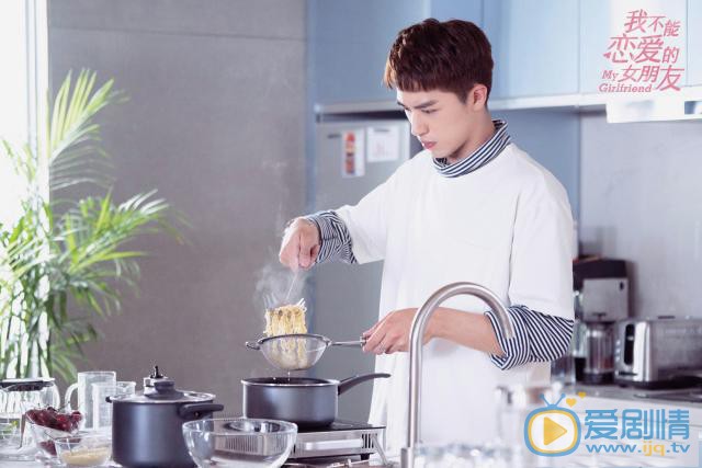 我不能恋爱的女朋友迟信喜欢谁？最后和谁在一起？