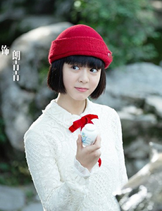 海棠经雨胭脂透朗青青是由谁饰演的？她是一个怎样的人？