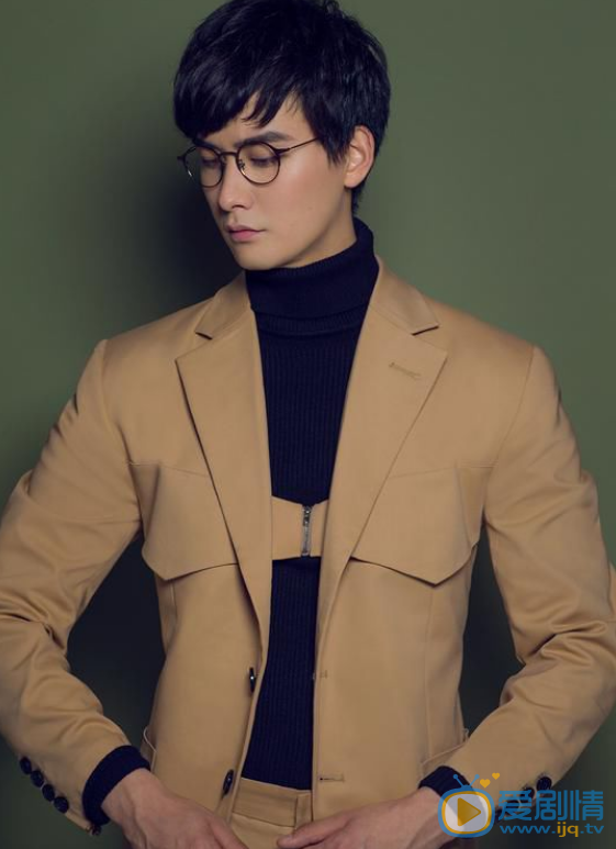 何龙龙写真