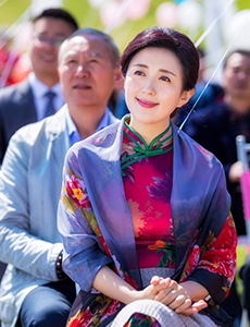 都是一家人薛梅是由谁饰演的？她和越永强是什么关系？