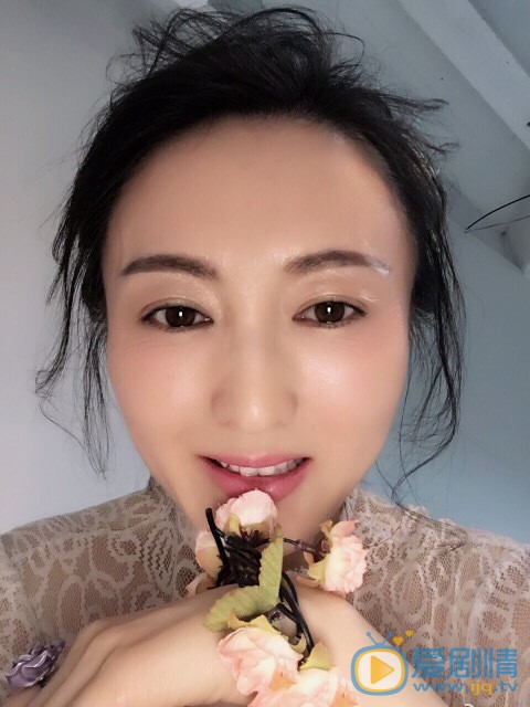 何晴甜美自拍照
