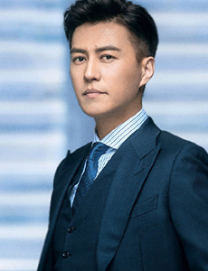 精英律师靳东在剧中饰演什么角色？他的结局怎么样？