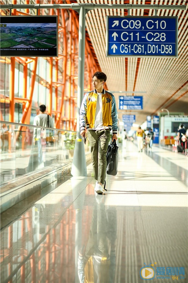 高云翔帅气街拍图片集 高云翔高清写真_高云翔高清剧照