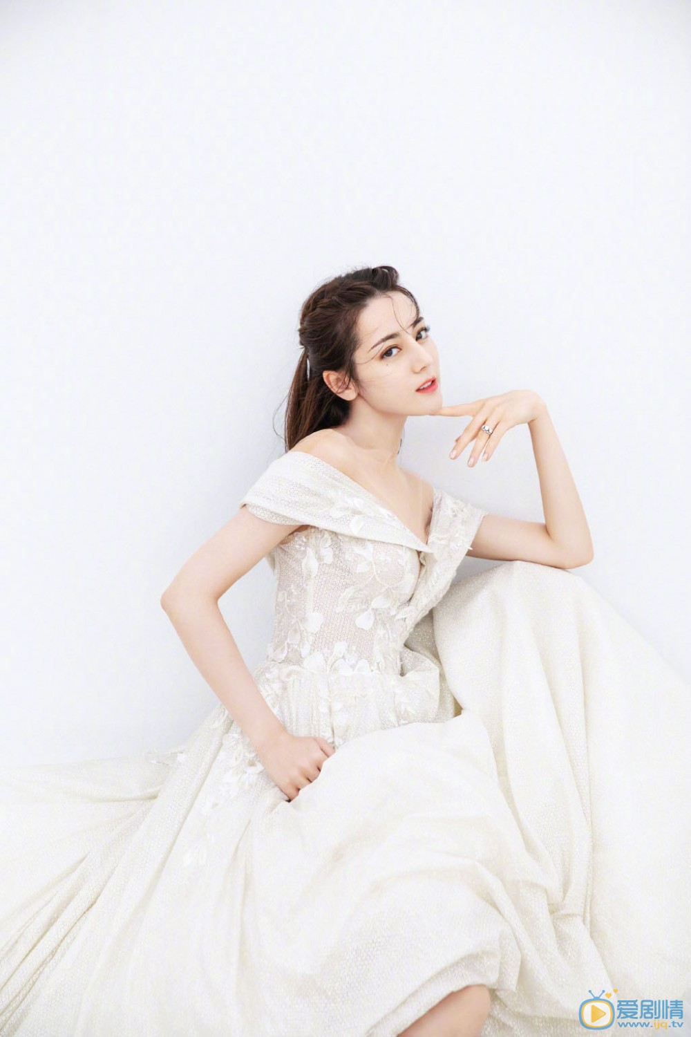 迪丽热巴温婉魅力写真 迪丽热巴温婉魅力写真