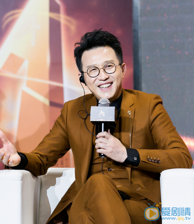 沈东军舞台演讲照