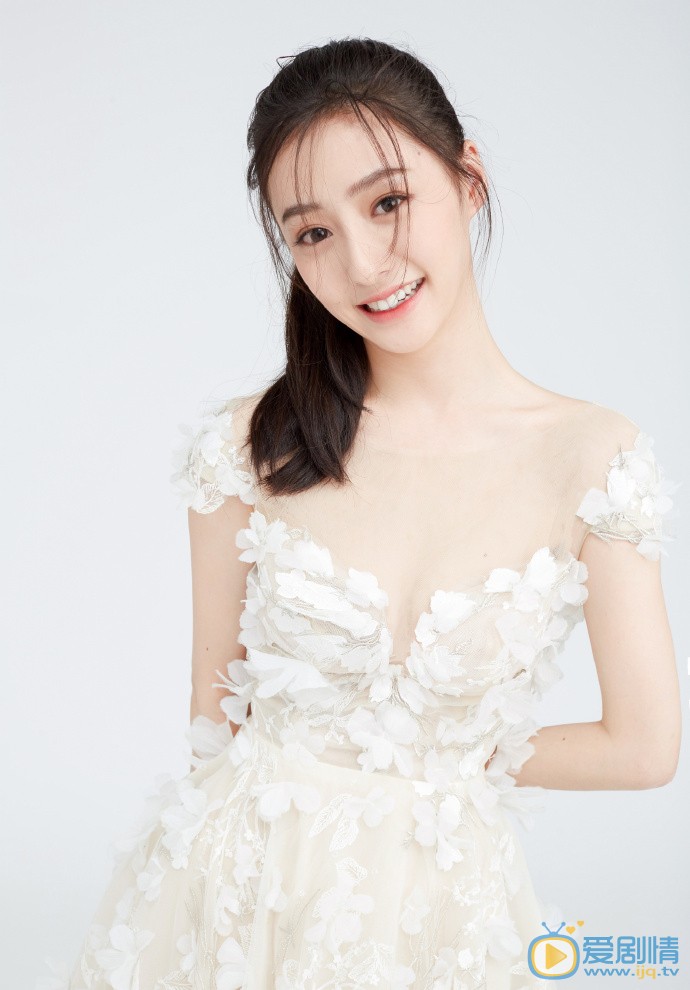 胡连馨甜美时尚写真