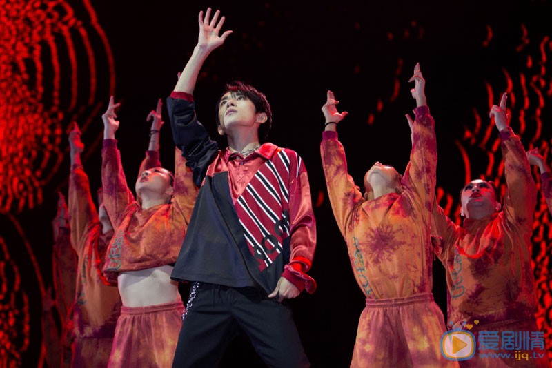 易烊千玺演唱会现场图片集 易烊千玺高清写真_易烊千玺高清剧照