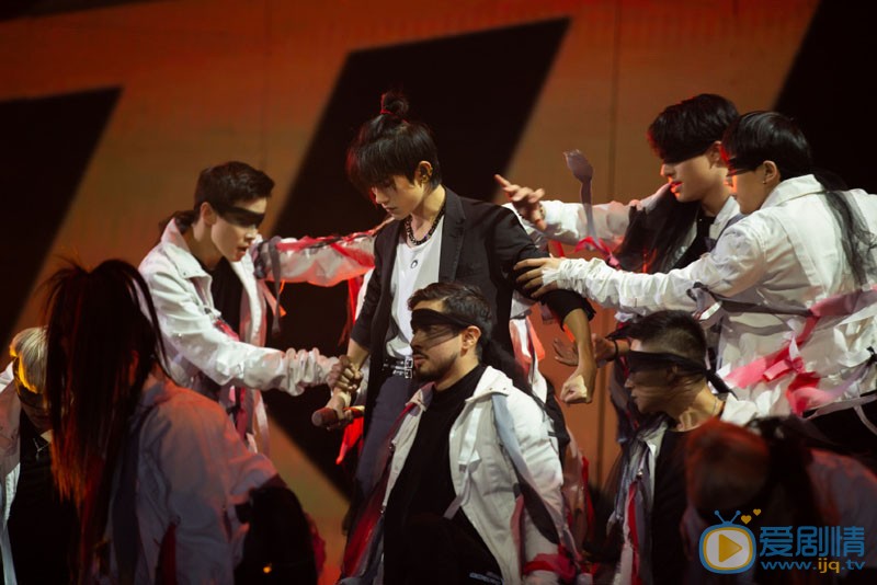 易烊千玺演唱会现场图片集 易烊千玺高清写真_易烊千玺高清剧照