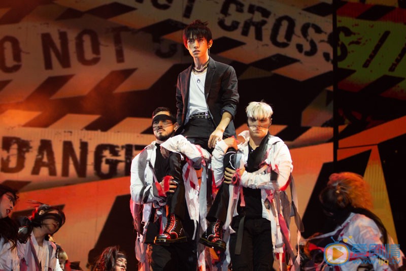 易烊千玺演唱会现场图片集 易烊千玺高清写真_易烊千玺高清剧照