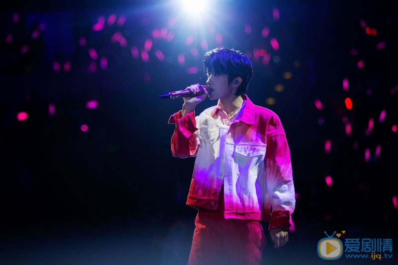易烊千玺演唱会现场图片集 易烊千玺高清写真_易烊千玺高清剧照