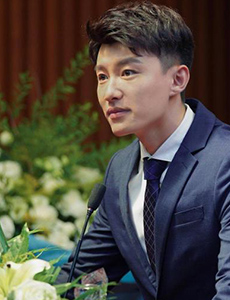 精英律师麦飞是由谁饰演的？他的结局怎么样？