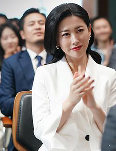 精英律师栗娜是由谁饰演的？她的结局怎么样？