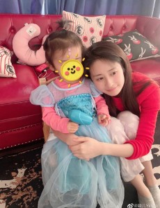 颖儿女儿近照曝光 小月亮穿蓝色纱裙长高不少