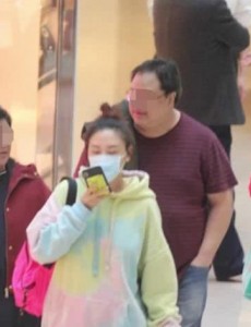 应采儿挺孕肚独自外出逛街 应采儿二胎将至
