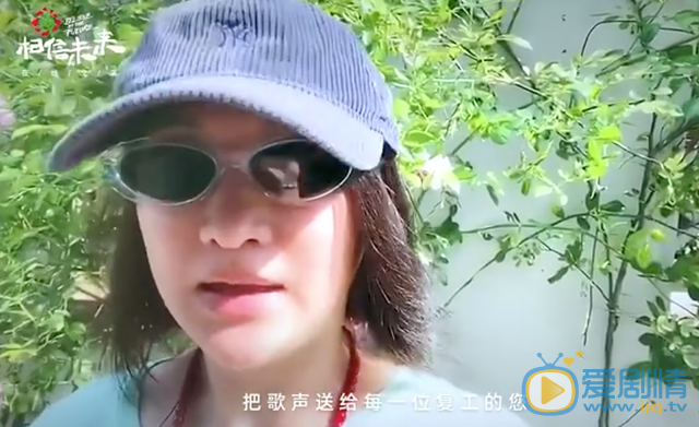 周迅对着路边转角镜唱天涯歌女