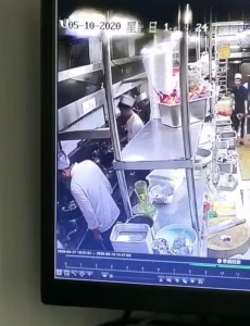 西安苏福记厨师往锅中吐口水有意还是无意